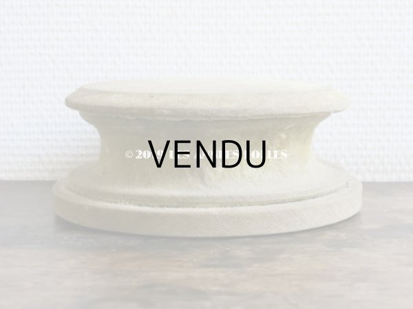 画像7: アンティーク ベルベットの台座 オリーブグリーン　ラウンド型　オリジナルラベル付 (7)