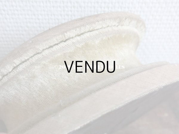 画像3: アンティーク ベルベットの台座 オリーブグリーン　ラウンド型　オリジナルラベル付 (3)