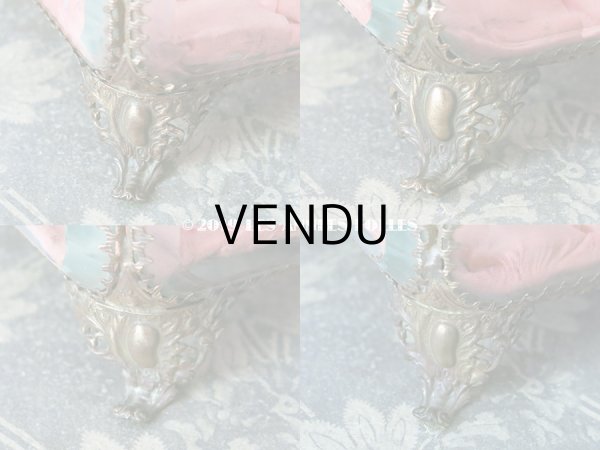 画像10: ＊蚤の市＊19世紀 アンティーク 大きなコフレ グローブ・ド・マリエ　ロカイユ装飾の脚 ピンクのシルクサテンのクッション (10)