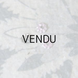 画像: 19世紀末 アンティーク メタル製 極小 2.5mm 花型 立体 スパンコール 50ピースのセット