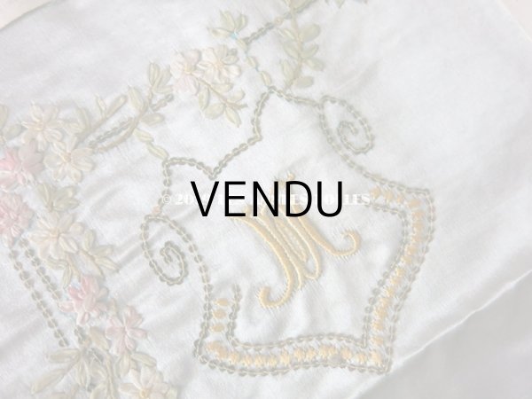画像3: アンティーク リボン刺繍のパネル イニシャル入り シルクサテンのファブリック  (3)