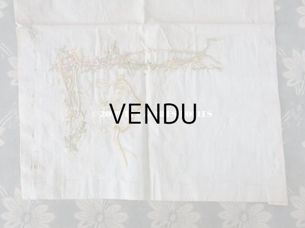 画像8: アンティーク リボン刺繍のパネル イニシャル入り シルクサテンのファブリック  (8)