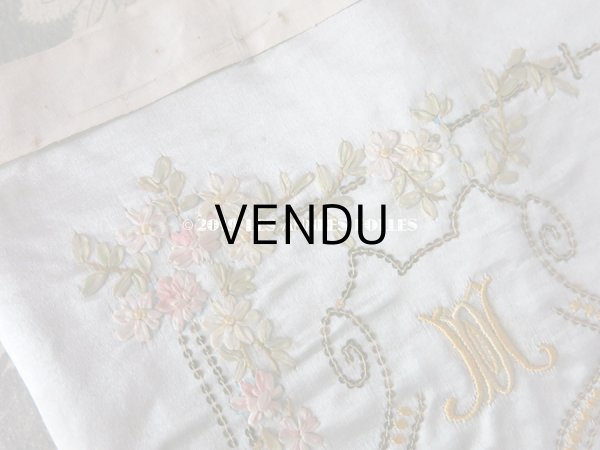 画像4: アンティーク リボン刺繍のパネル イニシャル入り シルクサテンのファブリック  (4)