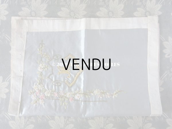画像6: アンティーク リボン刺繍のパネル イニシャル入り シルクサテンのファブリック  (6)