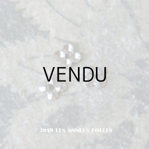 画像: 19世紀末 アンティーク メタル製 極小 3mm 花型 立体 スパンコール シルバー 50ピースのセット 