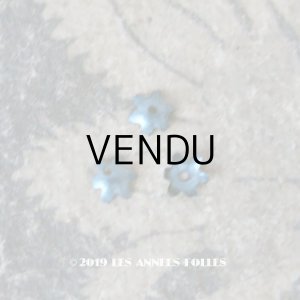 画像: 19世紀末 アンティーク メタル製 極小 3mm 花型 立体 スパンコール サックスブルー 38ピースのセット 