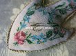 画像2: 19世紀末 アンティーク 薔薇と勿忘草 &イニシャルM ピンクッション ガラスビーズの刺繍 (2)