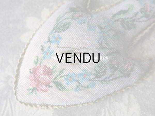 画像2: 19世紀末 アンティーク 薔薇と勿忘草 &イニシャルM ピンクッション ガラスビーズの刺繍 (2)