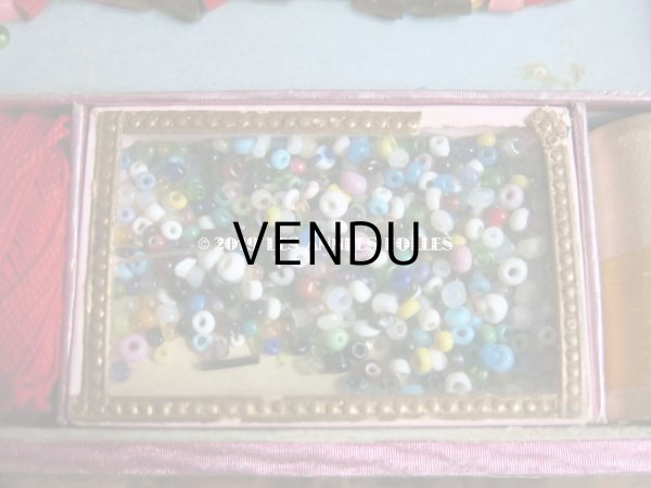画像8: 1900年代 アンティーク ビーズ入り木箱 淡いピンクの小さな薔薇模様  PERLES 子供用玩具 (8)