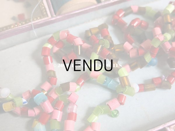 画像6: 1900年代 アンティーク ビーズ入り木箱 淡いピンクの小さな薔薇模様  PERLES 子供用玩具 (6)