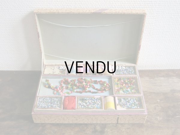 画像4: 1900年代 アンティーク ビーズ入り木箱 淡いピンクの小さな薔薇模様  PERLES 子供用玩具 (4)