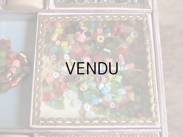 画像7: 1900年代 アンティーク ビーズ入り木箱 淡いピンクの小さな薔薇模様  PERLES 子供用玩具 (7)