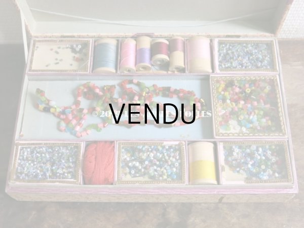 画像5: 1900年代 アンティーク ビーズ入り木箱 淡いピンクの小さな薔薇模様  PERLES 子供用玩具 (5)