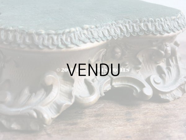 画像7: 19世紀末 アンティーク ロカイユ装飾の台座 グリーンのベルベット　(721) (7)