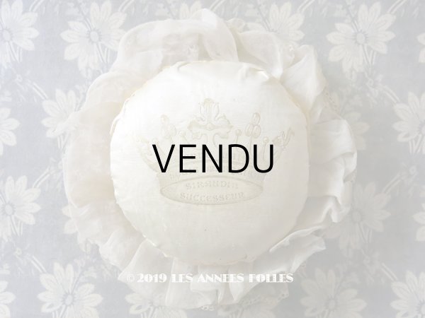 画像1: 19世紀末 アンティーク ショコラトリーの王冠のピンクッション 花模様のレース - LOUIS MARQUIS SIRAUDIN SUCCESSEUR - (1)