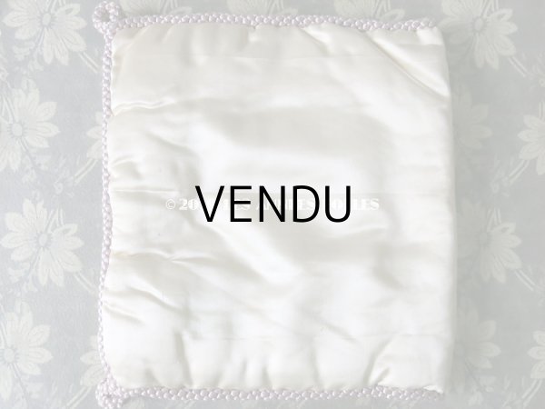 画像4: 【クリスマスセール2019対象外】 アンティーク シルク製 菫の花かごの刺繍入り ハンキーケース ハンカチ用ポシェット  (4)