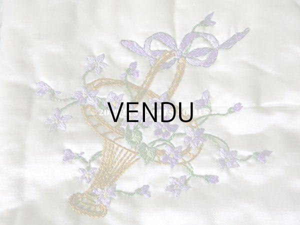 画像3: 【クリスマスセール2019対象外】 アンティーク シルク製 菫の花かごの刺繍入り ハンキーケース ハンカチ用ポシェット  (3)