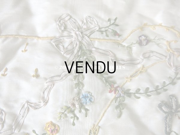 画像5: 【クリスマスセール2019対象外】 アンティーク シルク製 花かごのリボン刺繍入り ハンキーケース ハンカチ用ポシェット  (5)