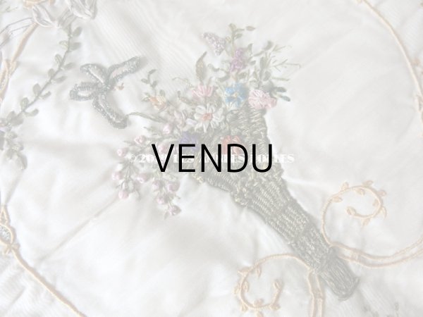 画像4: 【クリスマスセール2019対象外】 アンティーク シルク製 花かごのリボン刺繍入り ハンキーケース ハンカチ用ポシェット  (4)