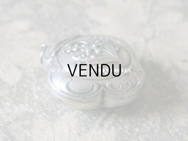 画像8: アンティーク シルバー製 鈴蘭のパウダーケース  白鳥の羽のパフ付き (8)