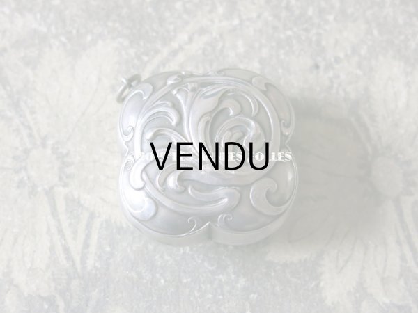 画像3: アンティーク シルバー製 鈴蘭のパウダーケース  白鳥の羽のパフ付き (3)