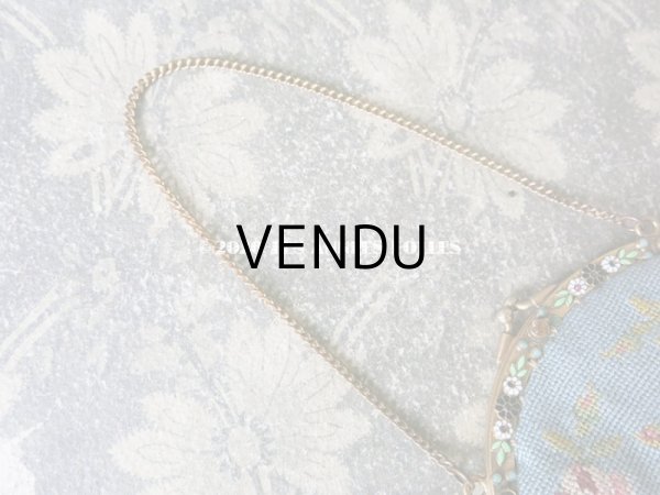 画像9: 19世紀末 アンティーク  小さなオモニエール 薔薇模様 ニードルポイント エナメルの花のフレーム (9)