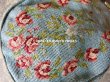 画像4: 19世紀末 アンティーク  小さなオモニエール 薔薇模様 ニードルポイント エナメルの花のフレーム (4)