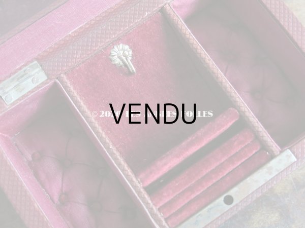 画像10: アンティーク 本革製 ジュエリーケース  ボルドー キルティングのシルク製クッション (10)