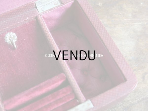 画像9: アンティーク 本革製 ジュエリーケース  ボルドー キルティングのシルク製クッション (9)