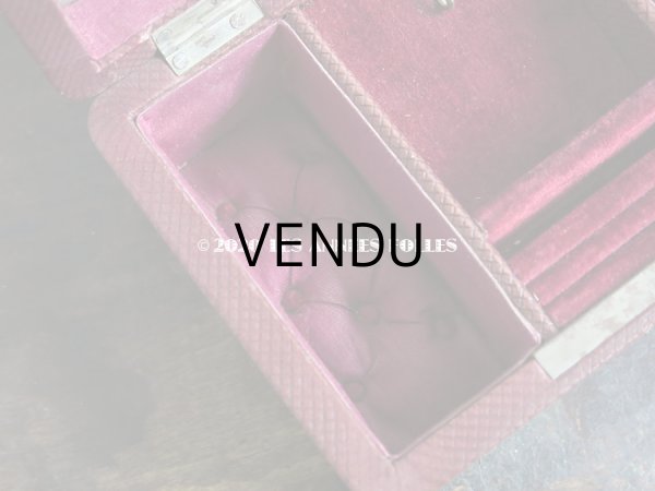 画像11: アンティーク 本革製 ジュエリーケース  ボルドー キルティングのシルク製クッション (11)