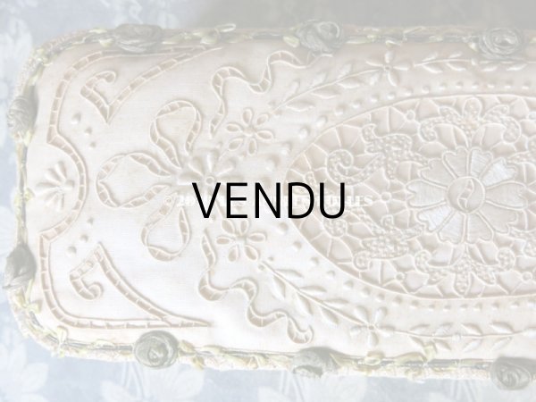 画像3: 1910年代 アンティーク 淡いピンクのグローブケース 薔薇のロココトリム＆レースの装飾  (3)