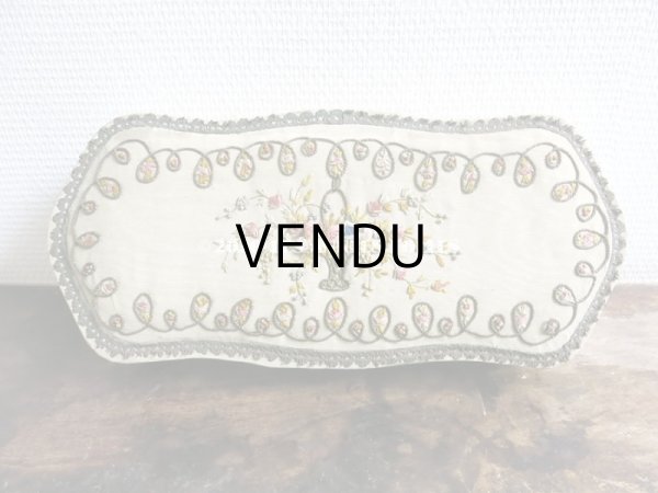 画像3: 1900年代 アンティーク リボン刺繍のカルトナージュボックス　グローブ入れ  (3)