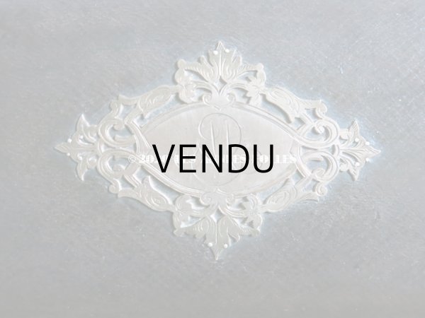 画像5: 19世紀末 アンティーク モノグラム入り 本革製 グローブケース シャンパンゴールドのシルク製クッション  (5)