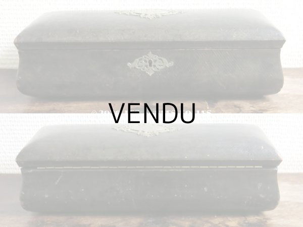 画像7: 19世紀末 アンティーク モノグラム入り 本革製 グローブケース シャンパンゴールドのシルク製クッション  (7)