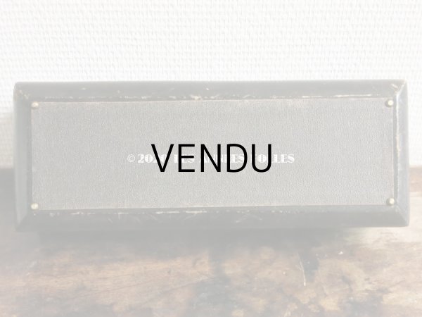 画像6: 19世紀末 アンティーク モノグラム入り 本革製 グローブケース シャンパンゴールドのシルク製クッション  (6)