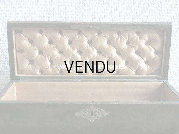 画像3: 19世紀末 アンティーク モノグラム入り 本革製 グローブケース シャンパンゴールドのシルク製クッション  (3)