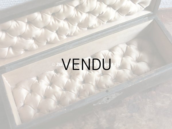 画像4: 19世紀末 アンティーク モノグラム入り 本革製 グローブケース シャンパンゴールドのシルク製クッション  (4)