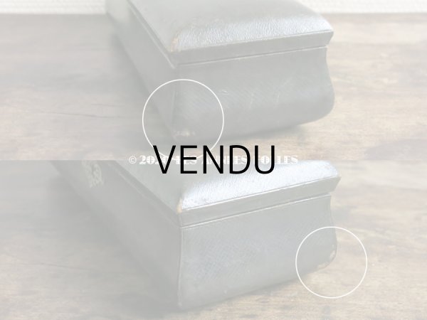 画像8: 19世紀末 アンティーク モノグラム入り 本革製 グローブケース シャンパンゴールドのシルク製クッション  (8)