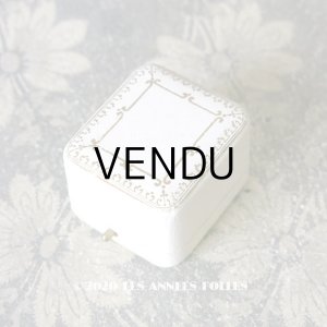 画像: アンティーク ジュエリーボックス 金彩入り オフホワイト リングボックス