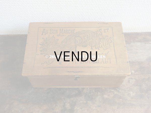 画像3: 1900年代 アンティーク ボンマルシェ百貨店の木箱 フェザー＆布花  - AU BON MARCHE MAISON BOUCICAUT PARIS - (3)