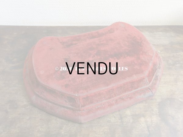 画像3: アンティーク ベルベットの大きな台座 赤　 (3)