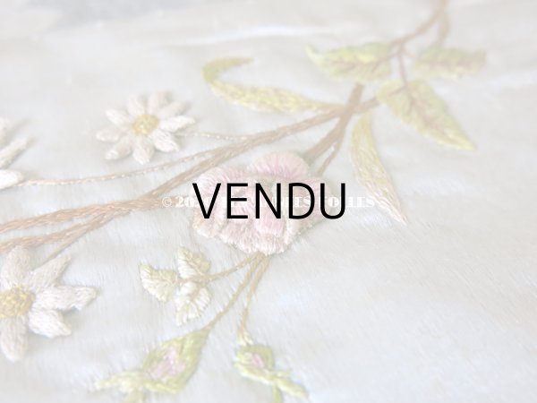 画像9: アンティーク シルク製 薔薇のブーケの刺繍入り パウダーブルーのグローブ用ポシェット  (9)