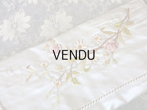 画像8: アンティーク シルク製 薔薇のブーケの刺繍入り パウダーブルーのグローブ用ポシェット  (8)