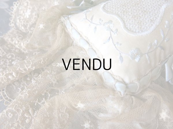 画像10: 1900年代 アンティーク 花の刺繍入り リボン＆レースで縁取られた 大きなピンクッション (10)