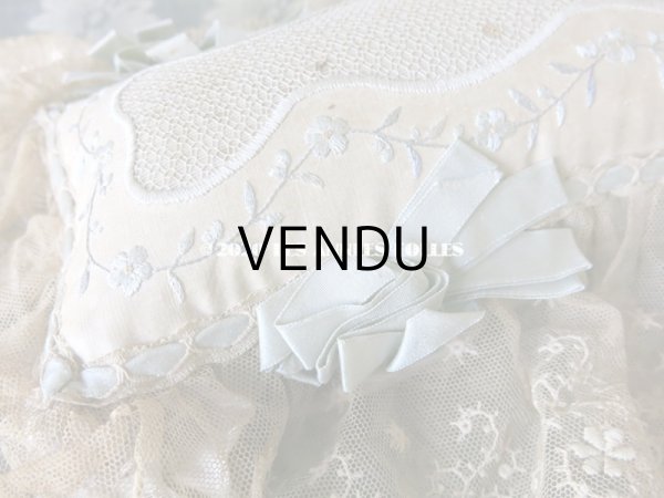 画像9: 1900年代 アンティーク 花の刺繍入り リボン＆レースで縁取られた 大きなピンクッション (9)
