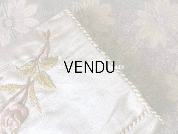 画像11: アンティーク シルク製 薔薇のブーケの刺繍入り パウダーブルーのグローブ用ポシェット  (11)