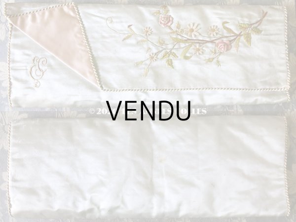 画像3: アンティーク シルク製 薔薇のブーケの刺繍入り パウダーブルーのグローブ用ポシェット  (3)