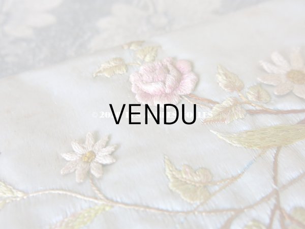 画像10: アンティーク シルク製 薔薇のブーケの刺繍入り パウダーブルーのグローブ用ポシェット  (10)