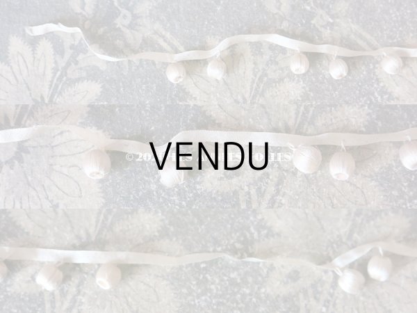 画像4: 19世紀末 アンティーク シルク製 小さなポンポン付 トリム オフホワイト (4)