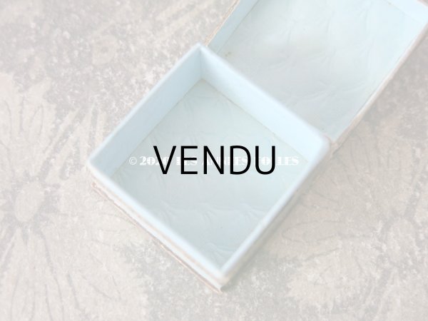 画像9: 1900年代 アンティーク 小さなジュエリーボックス ペールブルー キルティング加工 (9)